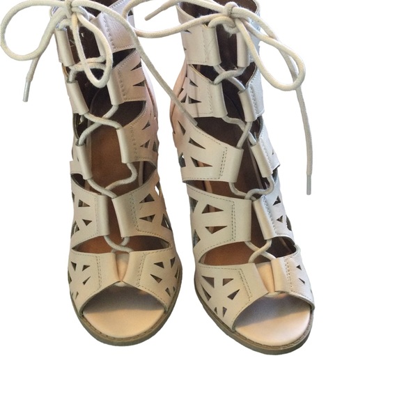 Charlotte Russe Laser Cut Open Toe Sandals Four Inch Block Heels Size 8 NWOT - Picture 1 of 4